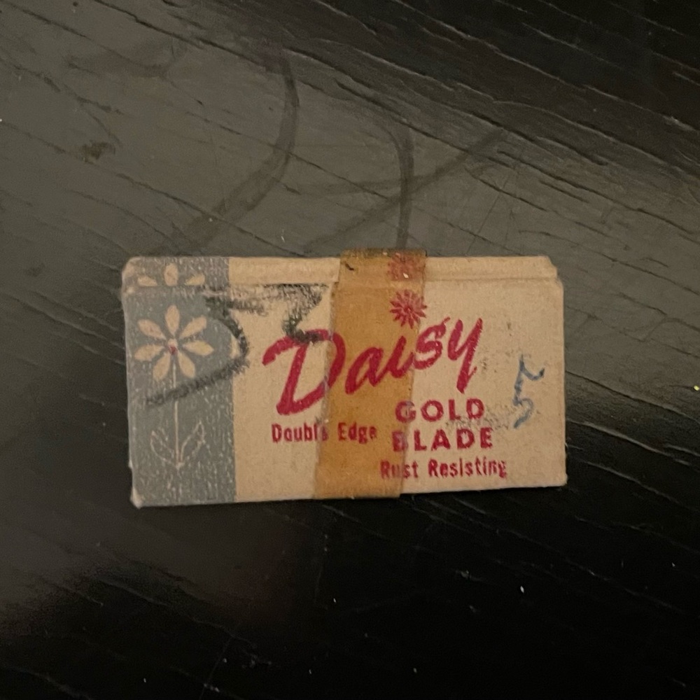 Daisy Gold and Silver Ladies Razor - Picture 6 of 6